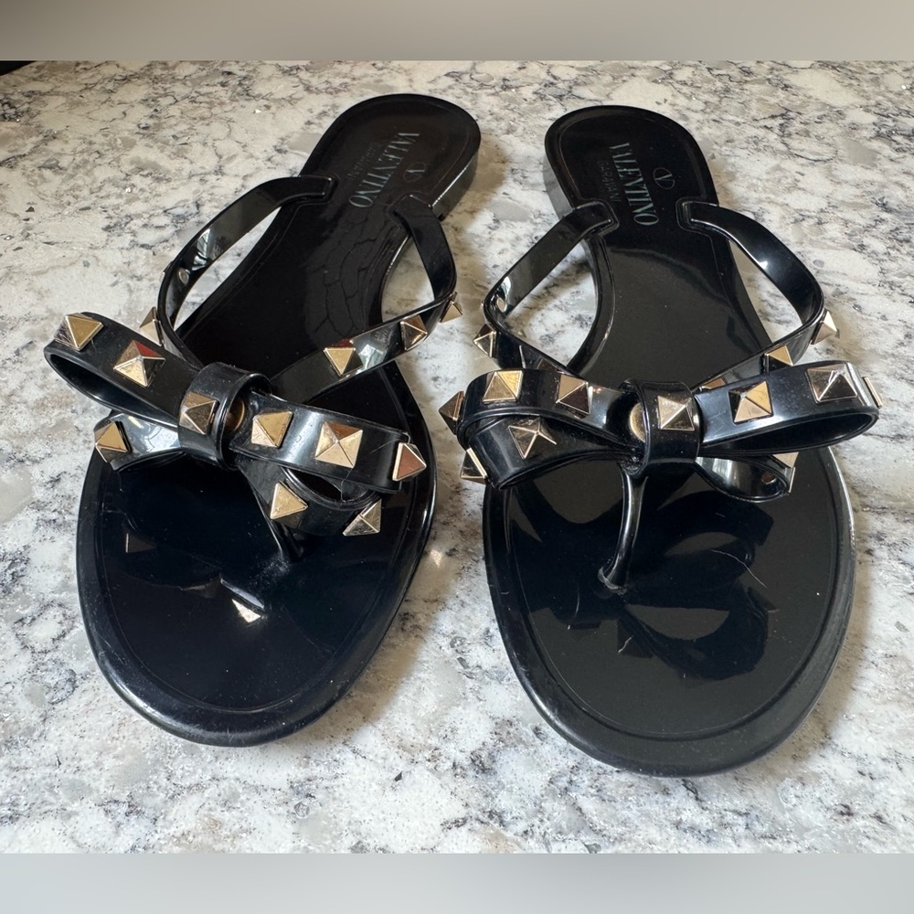 Valentino Garavani Rockstud Black and Gold Bow Sandals - Picture 9 of 11